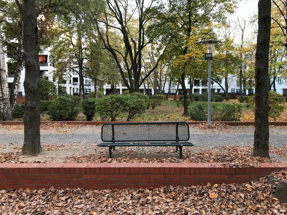 ZwischenDenHaeusernSitzen_16